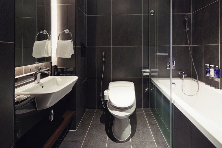 Bathroom 5, Dukes The Palm Dubai Hotel, Dubai