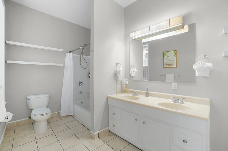 Bathroom 4, Spacious 3-Bedroom with King Bed, Saint Louis