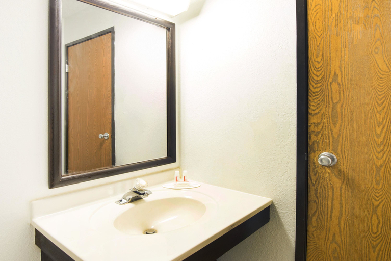 Bathroom 4, Pittsburgh Royal Hotel, Allegheny