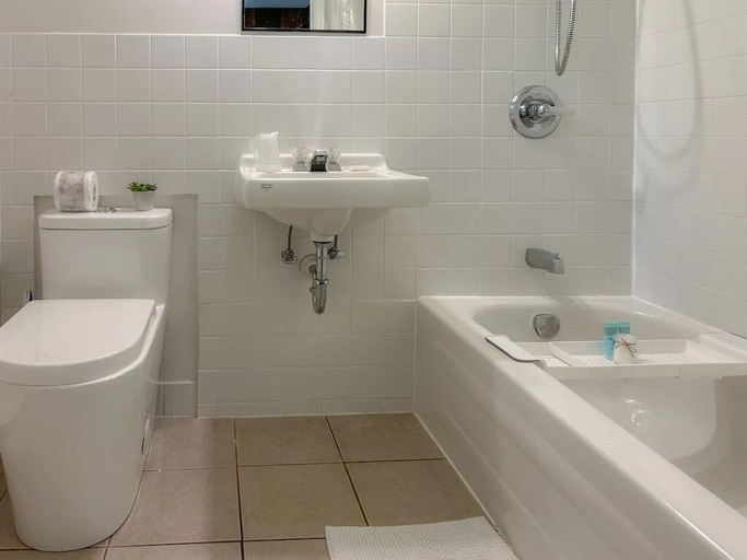 Bathroom 3, Barefoot Villas Room 4 Cedar, Kootenay Boundary
