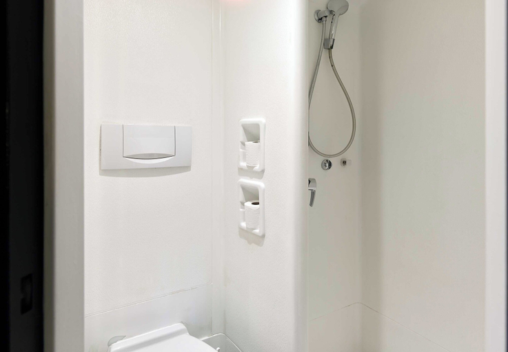 Bathroom 3, B&B Hotel Cergy Pierrelaye, Val-d'Oise