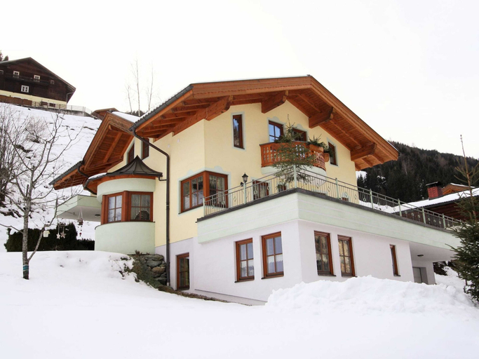 Exterior & Views 2, Sunlit Apartment near Ski Area in Hüttschlag, Sankt Johann im Pongau