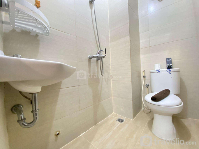 Bathroom, Cozy Living Studio at Gateway Pasteur By Travelio, Bandung
