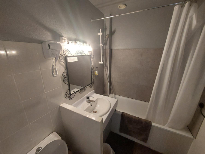 Bathroom 3, Logis Hotels - Le Pont Bernet - Hotel 2 etoiles et restaurant, Gironde