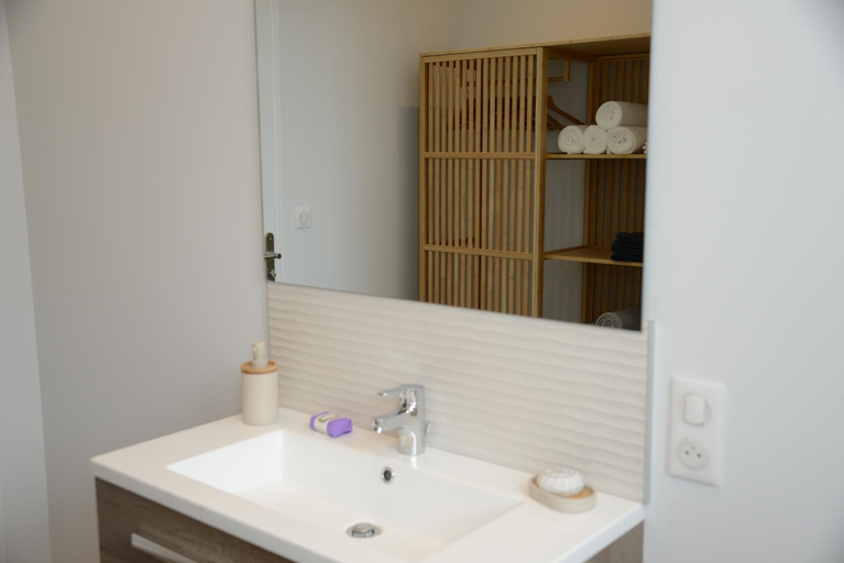 Bathroom 2, Chambres d'hotes Les Tisserands, Loire