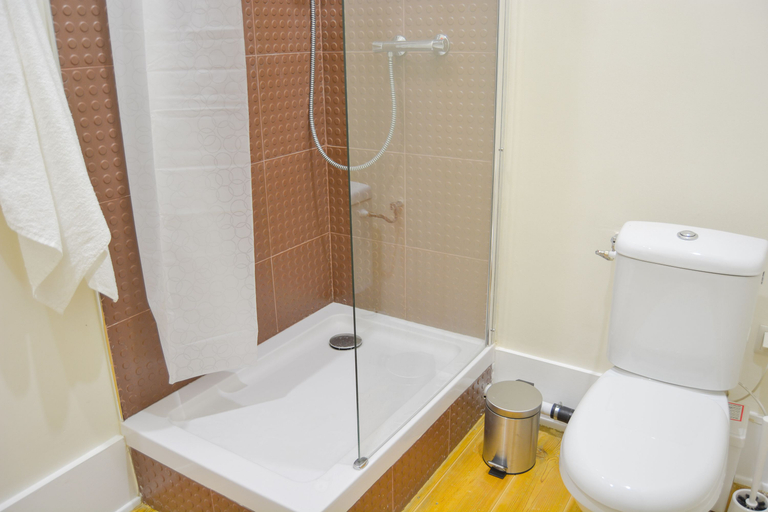 Bathroom 4, Ambiente Hostel Rooms, Lisbon