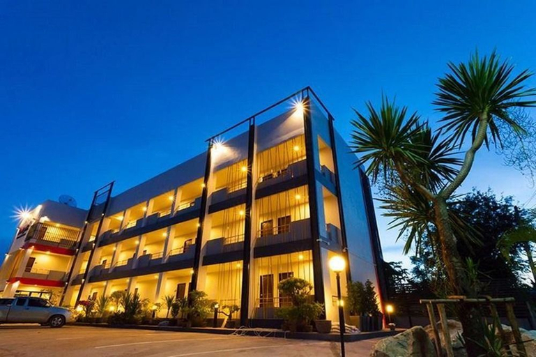 Exterior & Views 13
