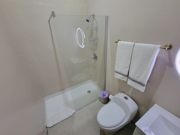 Bathroom 4, Luichy's Seaside Hotel
