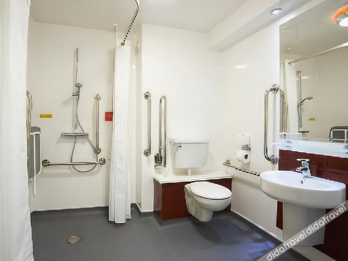 Bathroom 4, Travelodge Retford Markham Moor, Nottinghamshire