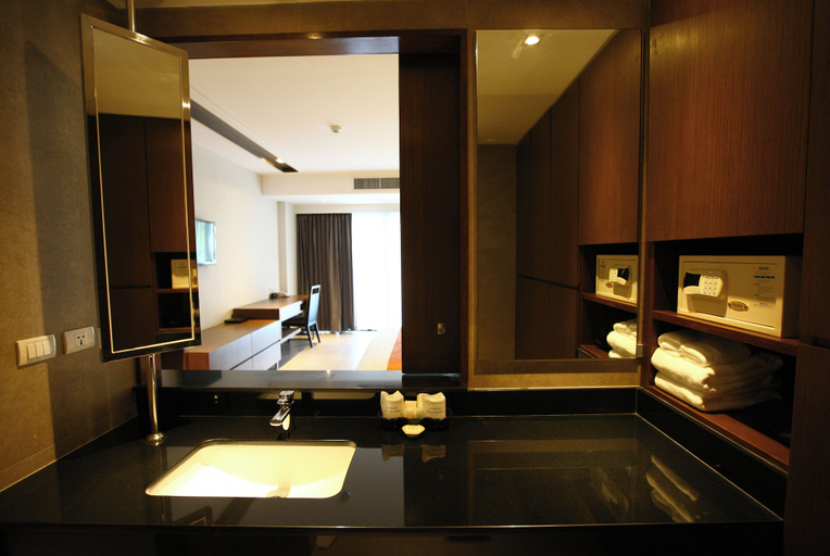 Bathroom 5, Season Five Hotel, Pattaya