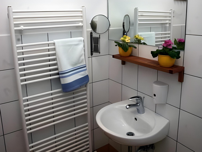 Bathroom 4, Apartments Lavric, Bloke