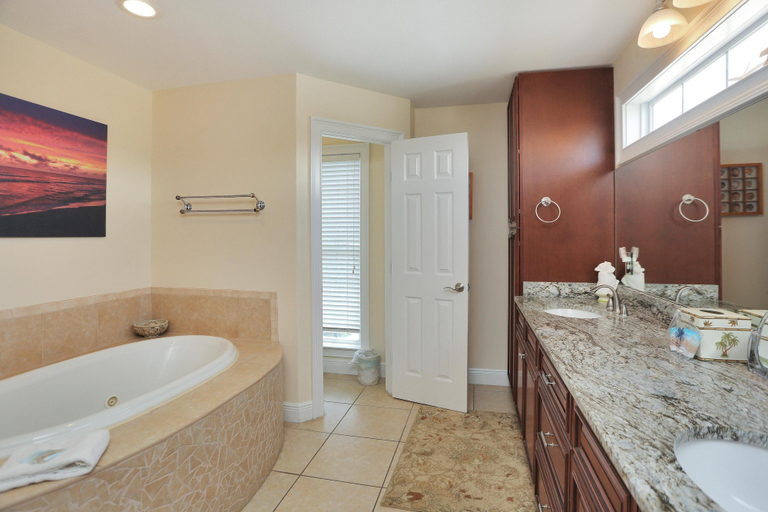 Bathroom, A Tropical Breeze, Gulf
