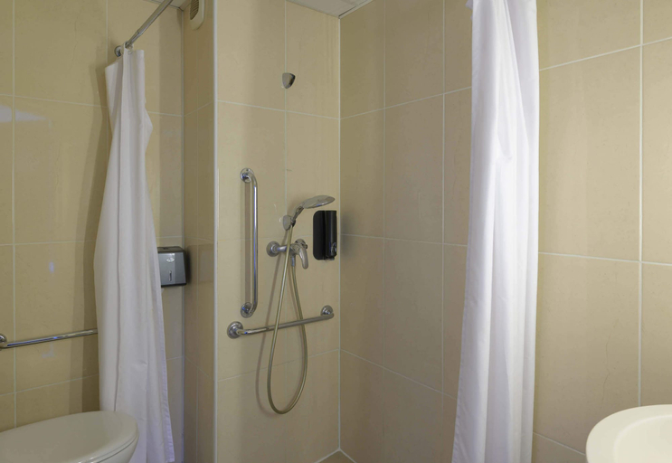 Bathroom 4, B&B HOTEL Marne-la-Vallée Bussy-Saint-Georges, Seine-et-Marne
