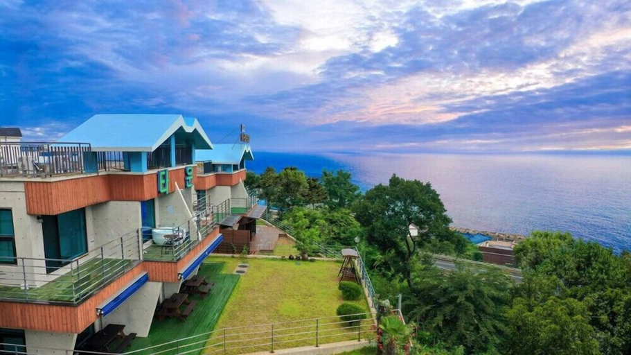 Exterior & Views 2, Blue Road Town Pension - Dalbit, Yeongdeok