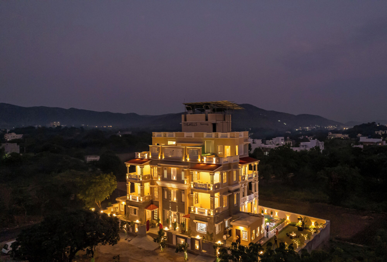 Exterior & Views