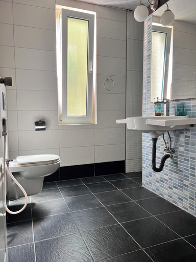 Bathroom 5, Behlys Boutique, Seeb