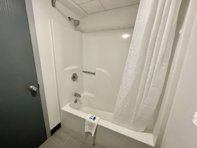 Bathroom 4, Travelodge by Wyndham Lamoni, Decatur