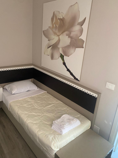 Bedroom 2, Albergo Leon D'Oro, Pordenone