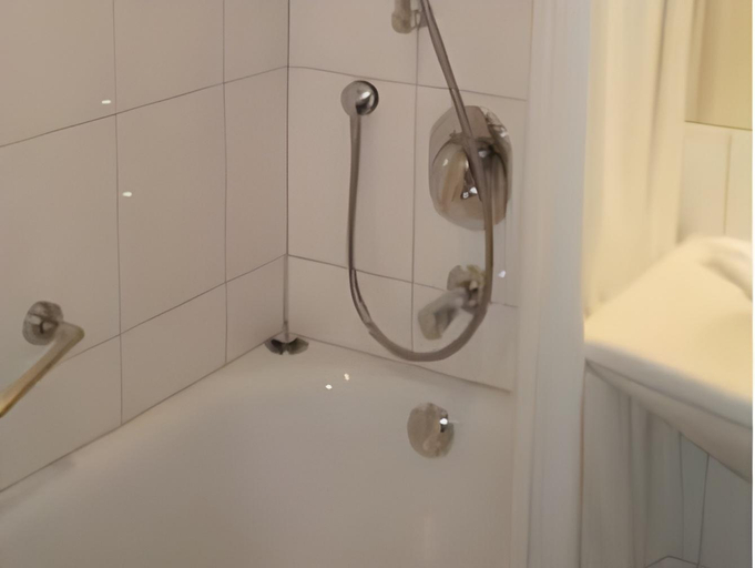 Bathroom 14
