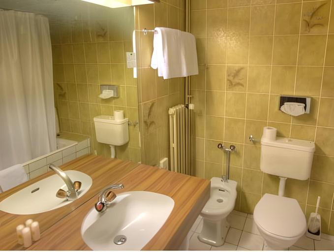 Bathroom 11