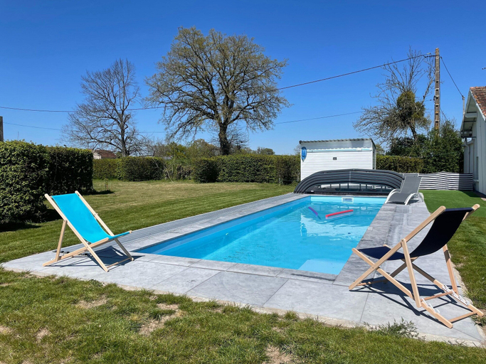 Pool 2, Beautiful Holiday Home With Swimming Pool, Allier