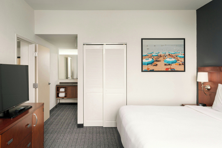 Bedroom 4, Courtyard by Marriott St. Petersburg Downtown, Pinellas