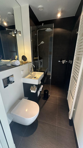 Bathroom 2, Luxe B&B "In de Schulp", ontspan en geniet van comfort en stijl, Amstelveen