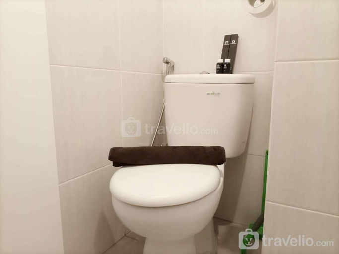 Bathroom 5, Comfortable Tidy Studio at Barsa City By Travelio, Sleman