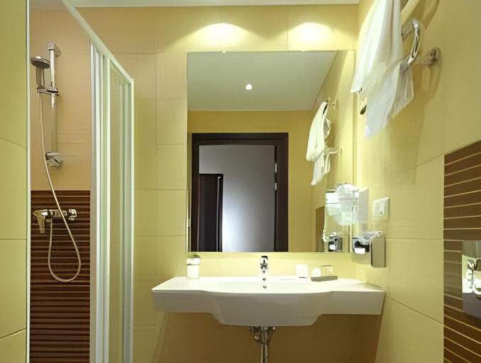 Bathroom 13