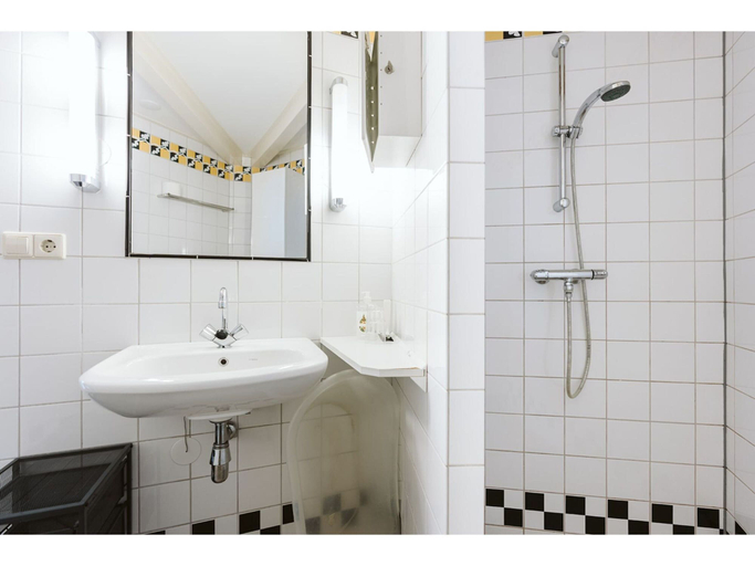 Bathroom 3, Fairytale Holiday Home With a Lovely Playing Field, Goedereede