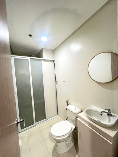 Bathroom, Hill Residence by Sarah Rentals, Kalookan City
