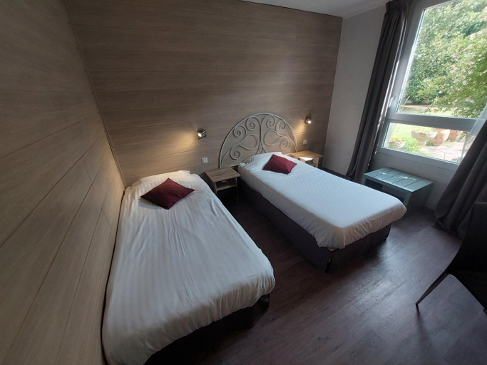 Bedroom 2, Logis Hotels - Le Pont Bernet - Hotel 2 etoiles et restaurant, Gironde