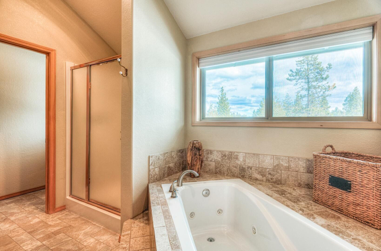 Bathroom 4, Vine Maple Lane 30, Deschutes