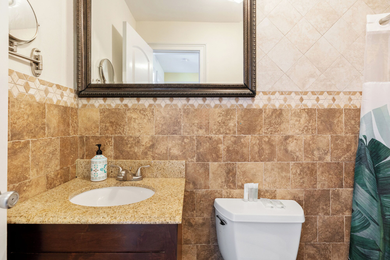 Bathroom 4, The Palms Hotel Fire Island, Suffolk