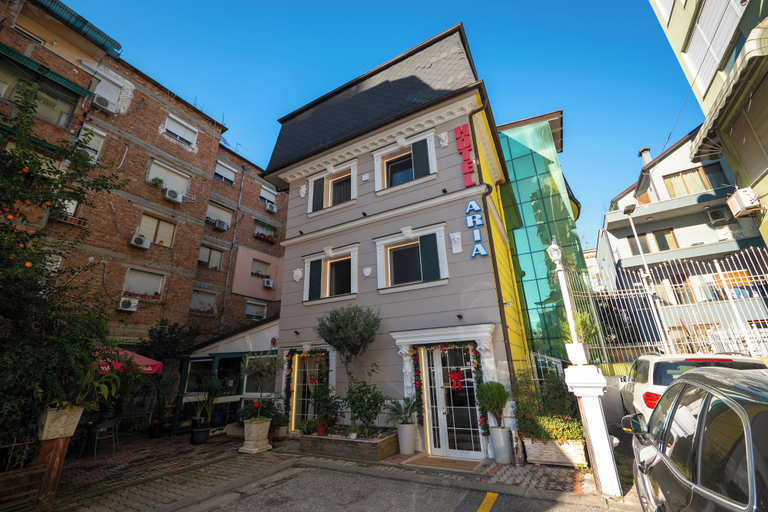 Exterior & Views
