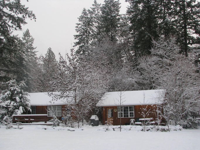 Exterior & Views 2, Barefoot Villas Room 1 Redwood, Kootenay Boundary