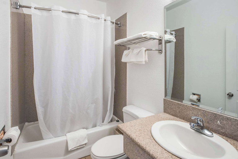 Bathroom 5, Rodeway Inn & Suites Pasadena, Los Angeles
