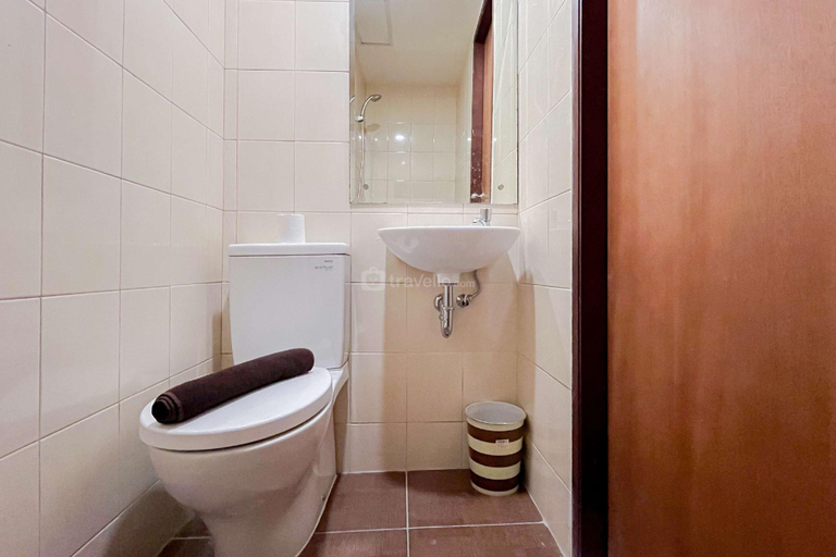 Bathroom 3, Scenic Studio Apt @ Vida View Makassar By Travelio, Makassar
