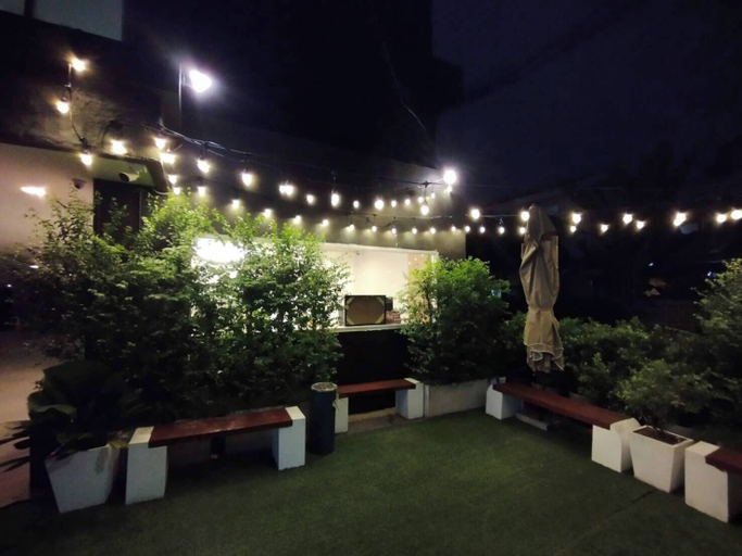 Food & Drinks, OYO 75446 Travis Inthamara 49, Din Dang