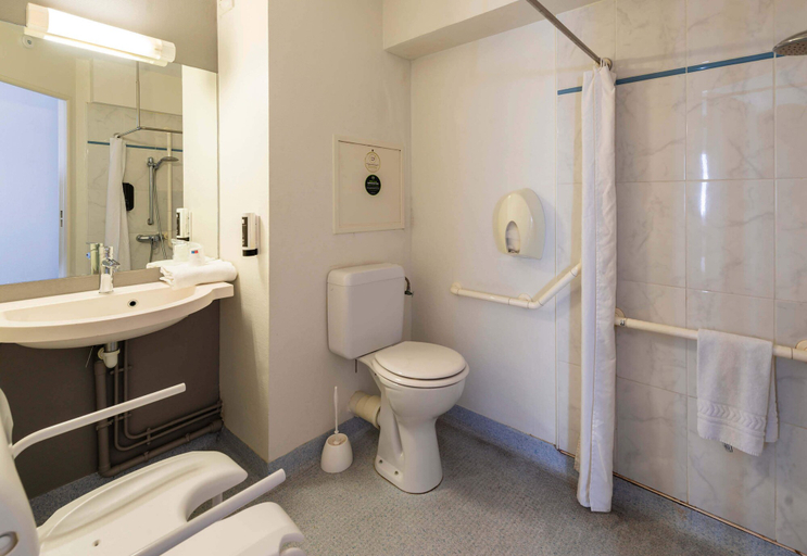 Bathroom 4, B&B HOTEL Montauban, Tarn-et-Garonne