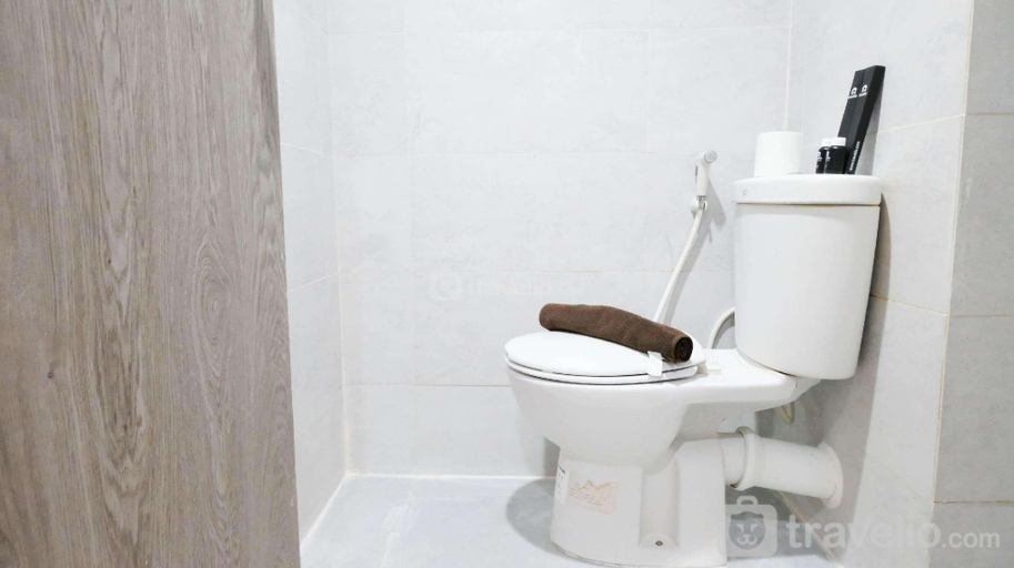 Bathroom 2, Best Nice Studio Taman Melati Surabaya By Travelio, Surabaya