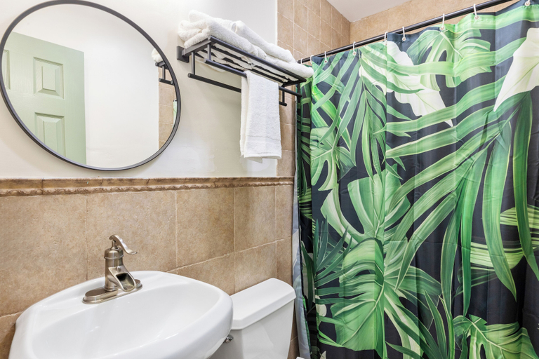 Bathroom 4, The Palms Hotel Fire Island, Suffolk