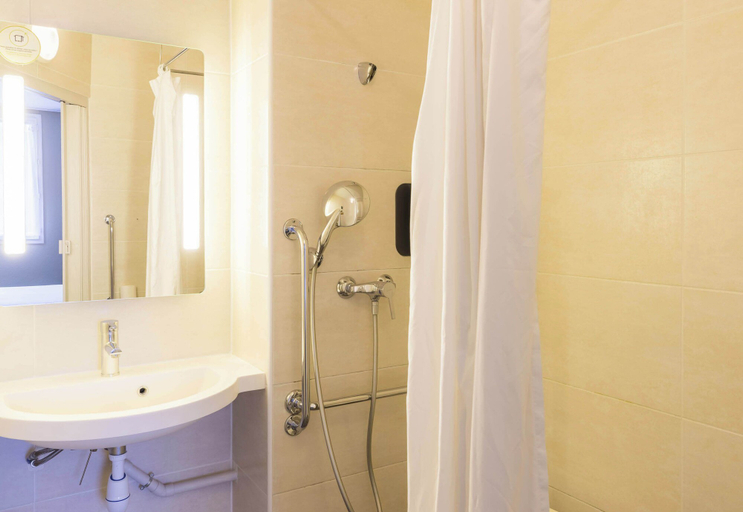 Bathroom 4, B&B HOTEL Auxerre Monéteau, Yonne