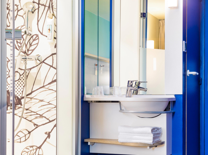 Bathroom 4, Ibis Budget Luxembourg Aéroport, Luxembourg