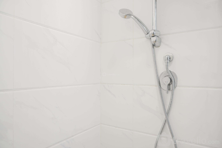 Bathroom 3, Homey High Floor 2BR at Sky House BSD By Travelio, Tangerang Selatan