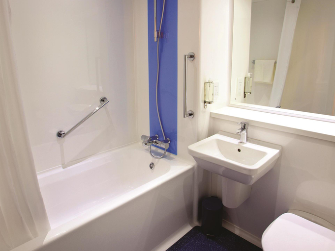 Bathroom 4, Travelodge Porthmadog, Gwynedd