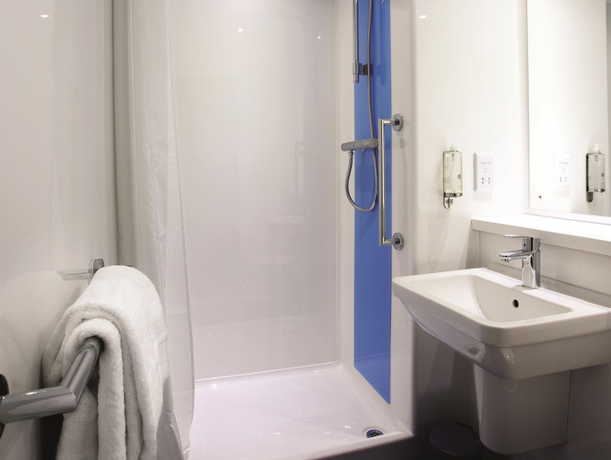 Bathroom 3, Travelodge Porthmadog, Gwynedd