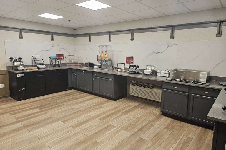 Food & Drinks 5, Americinn by Wyndham Birch Run/Frankenmuth, Saginaw