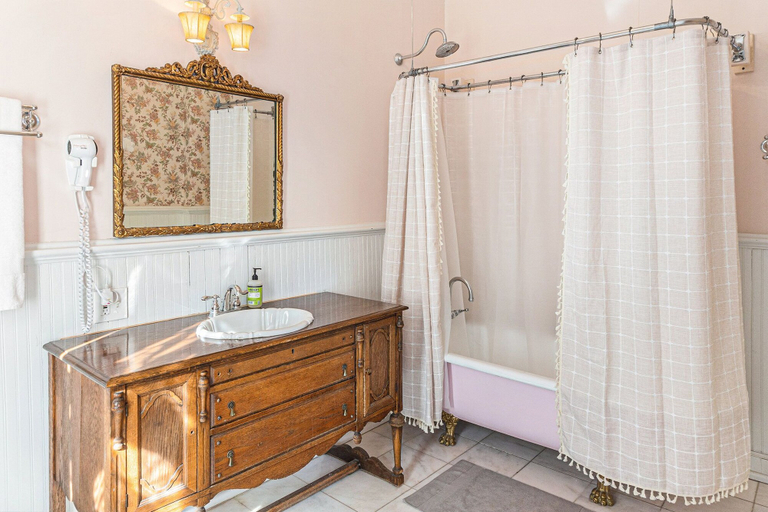 Bathroom 4, Hassinger Daniels Guest House, Jefferson