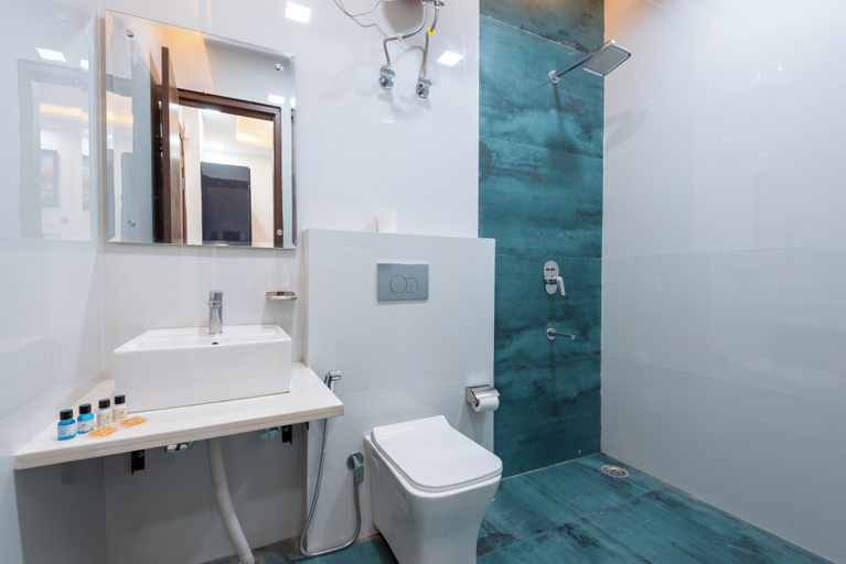 Bathroom 3, Park Pacific By Saavi Hotel, Gurgaon